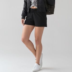 Lululemon on the fly black shorts sz 6